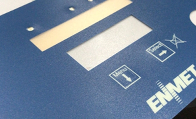 Le clavier de l'interrupteur à membrane intégrée à LED a deux structures de circuit LED et de circuit inférieur dans la même couche et différentes couches