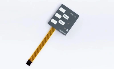 Comment l'option de circuit capacitif dans la structure à quatre couches impacte-t-elle sa fonctionnalité et son coût?